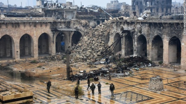 破壊されたモスク（イスラム教礼拝所）の敷地を歩くシリア政府軍の兵士