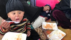 イラク軍の施設で１０日ぶりに暖かい食事を取る子どもら