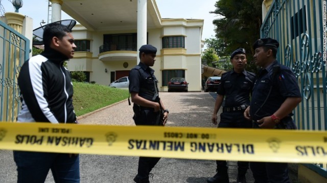 在マレーシアの北朝鮮大使館を警備する警官
