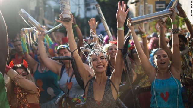 ブラジル・リオデジャネイロ：毎年２月に行われるカーニバルで多くの人々が路上で踊りを披露