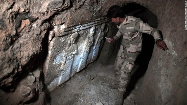 ＩＳＩＳの掘ったトンネルの中で見つかった遺物を調べるイラク兵士