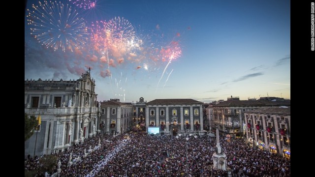 イタリア・カターニア：キリスト教の殉教者で守護聖人の聖アガタを祝う宗教行事に集まる人々