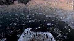 ハンガリー・ブダペスト：寒波に襲われたブダペスト。マルギット橋の石柱の下でドナウ川を流れる氷の写真を撮る人々