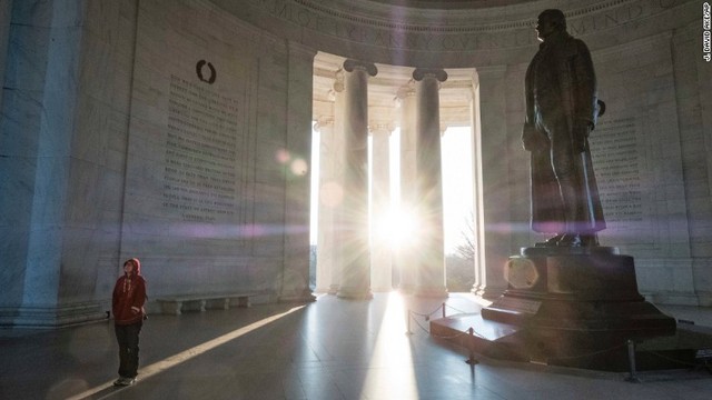 ワシントン：米国建国の父、トーマス・ジェファーソンをたたえるジェファーソン記念館を訪れた旅行者