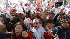 弾劾の反対集会でスローガンを叫ぶ朴氏の支持者