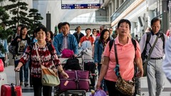 ８位：香港国際空港。利用者数は前年比３％増の７０００万人