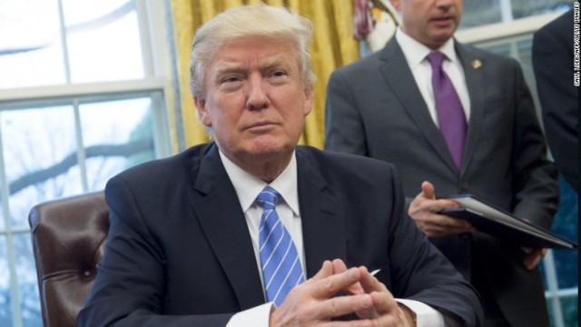 トランプ氏は、入国禁止令に疑問を呈したイエーツ司法長官代行を解任もしていた