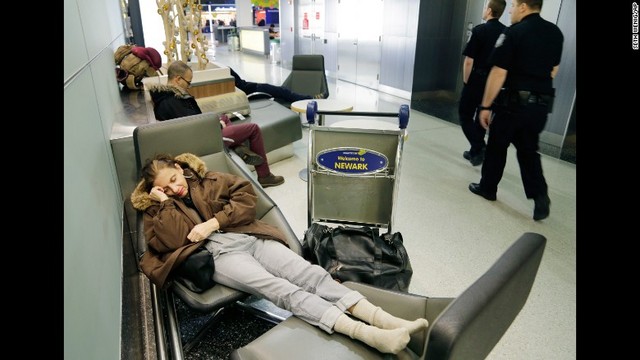 航空便がキャンセルされ待機する人たち
