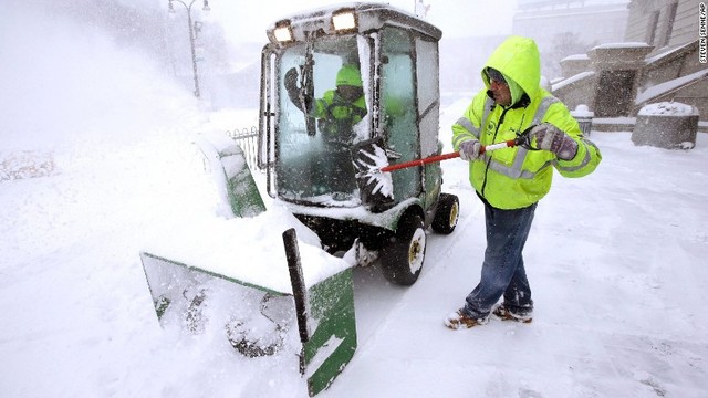 シティーホール周辺でも除雪が行われた＝フィラデルフィア