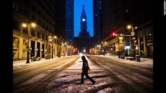 フィラデルフィアの大通りを歩く男性