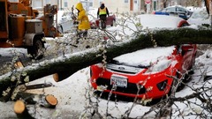 暴風で車両に被害も