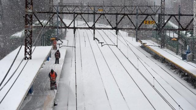 駅を除雪する作業員＝コネティカット州