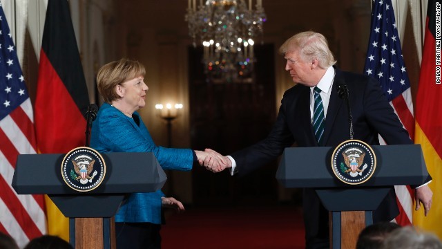 会談後の記者会見で握手するトランプ米大統領（右）とメルケル独首相