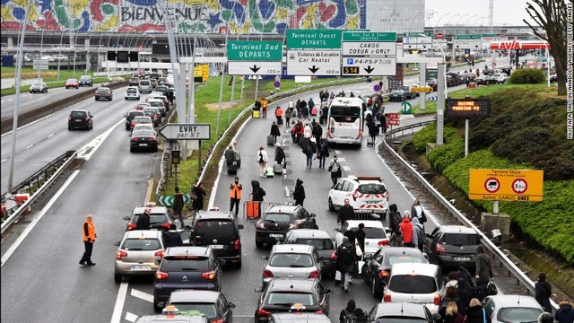 空港から避難するため道路を歩く人々