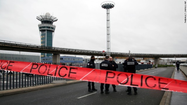 容疑者の射殺後、警察が空港への通行を封鎖した