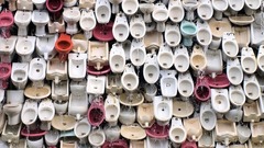 中国・仏山市。陶磁器の主要産地であることから１万個のトイレを使って作られた「トイレの噴水」
