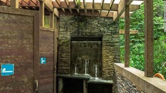 台湾・太魯閣国家公園。このトイレでは流れる水に困ることはないという