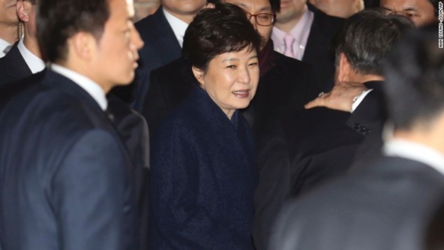 韓国の朴槿恵前大統領が疑惑の取り調べを受けるため検察に出頭した