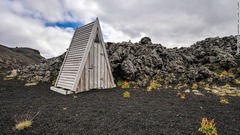 アイスランド・フィヤットラバク自然保護区にある三角形のトイレ
