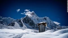 ネパール・サガルマータ国立公園。標高６８００メートル超のアマ・ダブラムを眺めながら