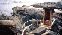 カナダのハイダ・グワイ。木の小屋から出たモノは波が洗い流してくれる