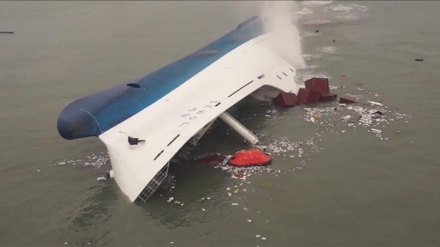 ３年近く前に沈没した旅客船セウォル号の船体引き揚げ作業が始まった