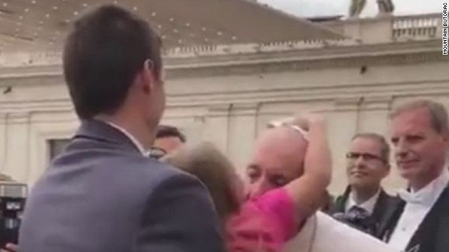 ローマ法王フランシスコの帽子に手を伸ばすエステラちゃん