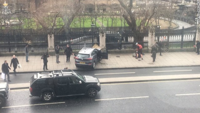 ロンドンの英国会議事堂近くで２２日、男の運転する車が歩行者を次々とはね、議事堂の柵に突っ込んだ。男はその後車から降り、刃物で警官１人を殺害した