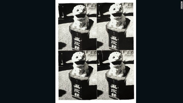 ごみ入れの上に座るライオンの石像=82~87年
