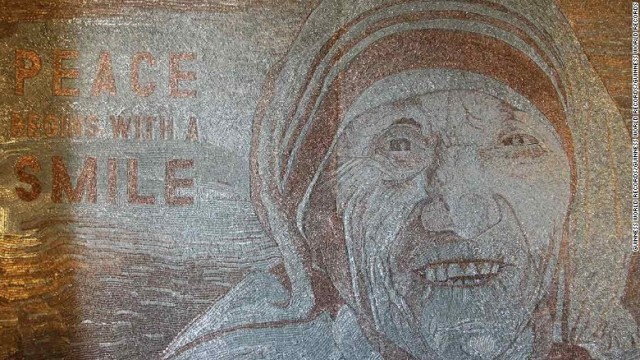 ホチキス針のモザイク画として世界最大の認定を受けたサイミル・ストラティさんの作品