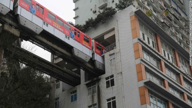 マンション内部の停車場にモノレールが発着