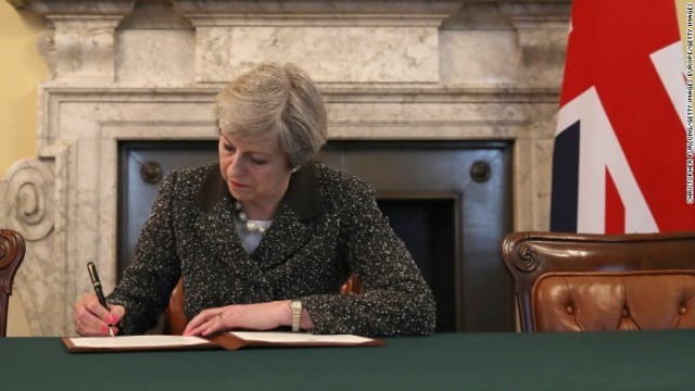 ＥＵからの離脱を通知する書簡に署名するメイ首相