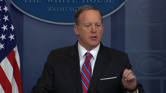 スパイサー米大統領報道官。ロシア介入の疑惑をめぐり、サラダを使って記者に説明する場面があった