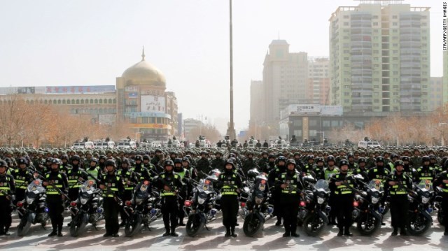 新疆ウイグル自治区ホータンで中国警察が示威行動＝２月２７日