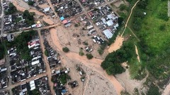 被災地の上空からの様子。大雨による土砂崩れが発生し、多くの死傷者が出ている