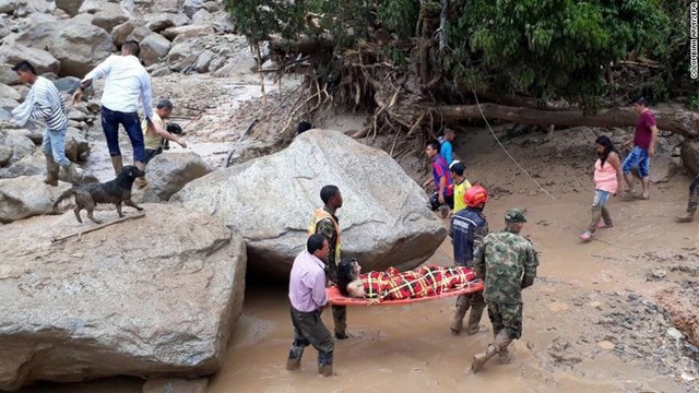 負傷者を搬送する住民と兵士