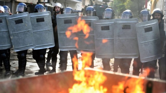 抗議デモに対峙するため隊列を組む警官隊