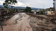 大雨により発生した土砂崩れで多くの家屋に被害が出た