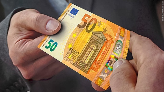流通が始まった新たなデザインの５０ユーロ紙幣