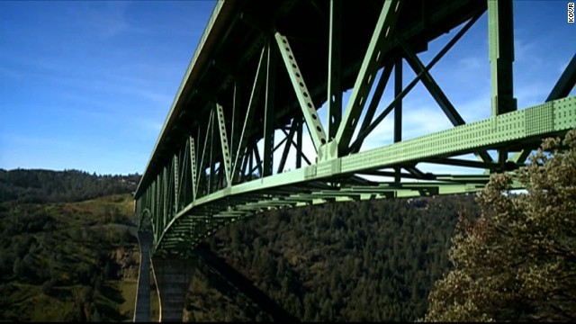 カリフォルニア州で最も高い橋で自撮りしようとした女性が落下