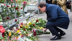犠牲者に花をたむけるスウェーデンのロベーン首相