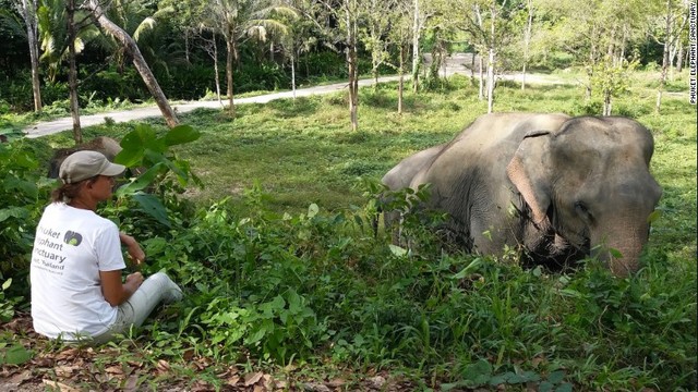 4.「驚くのはここに引き取られてくるゾウたちが非常に短期間で回復していることだ。中には60代のゾウもいる。彼らは人間への服従を強いられながら一生を送ってきた」と語るPESの共同創設者ルイーズ・ロジャーソン氏(写真左)
