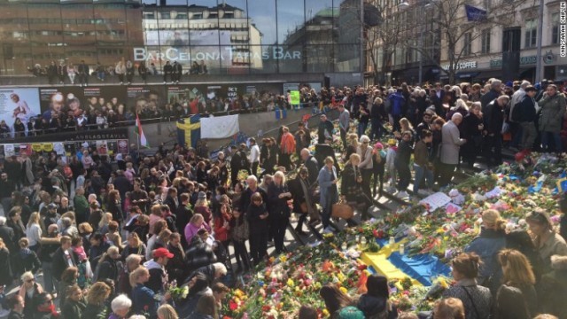 ストックホルム市内の広場で開かれた犠牲者を悼む集会には数千人が集まった