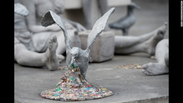 ペットボトルによる海洋汚染に抗議する彫刻が英コカ・コーラ本社前に設置された