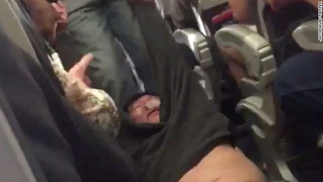 乗客が警官に両手足をつかまれて無理やり飛行機から降ろされる出来事があった
