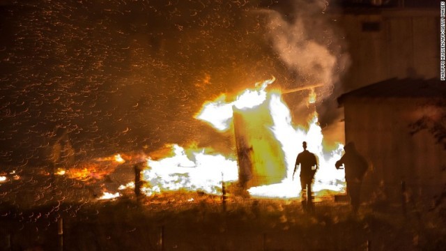 仏北部の難民キャンプで大規模火災が発生。焼け出された人たちが行き場を失っている