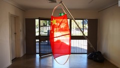 「Raise」。マスクの形に直した中国国旗。大気汚染と検閲がテーマとなっている