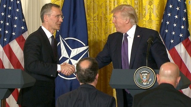 トランプ大統領（右）とＮＡＴＯのストルテンベルグ事務総長