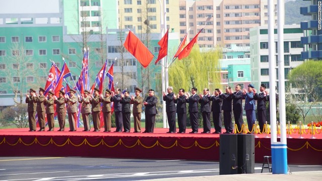 壇上に上がった金正恩朝鮮労働党委員長ら