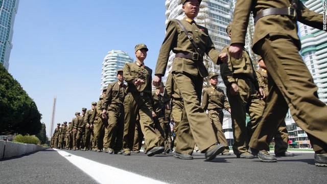 通りを行進する兵士たち